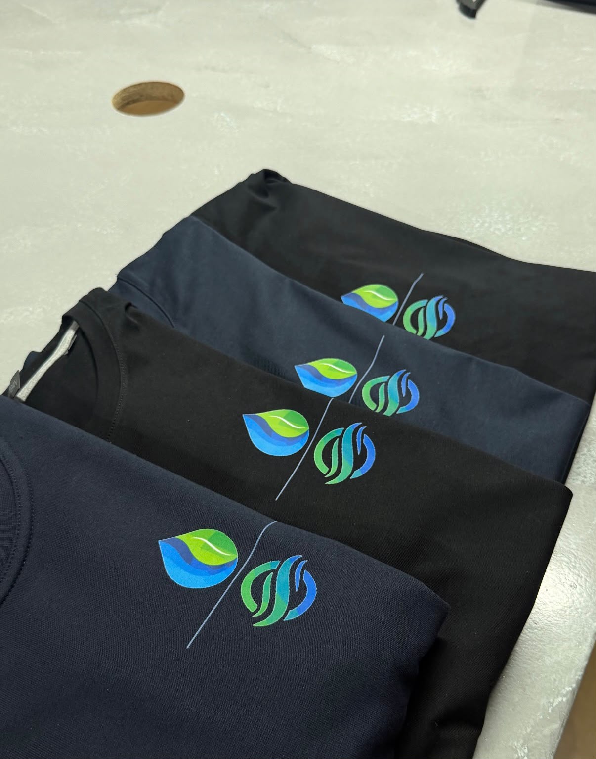 Zwart en navy bedrijfskleding met Softwater Systems logo bedrukt door VA Printworks Breda
