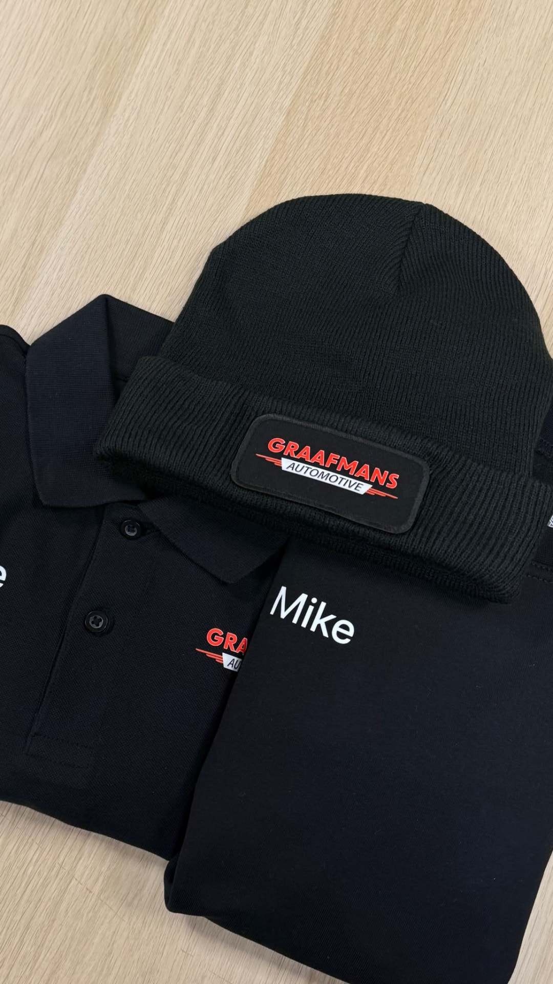 Zwarte polo's met geborduurd logo en muts met logopatch voor Graafmans Automotive, gemaakt door VA Printworks Breda