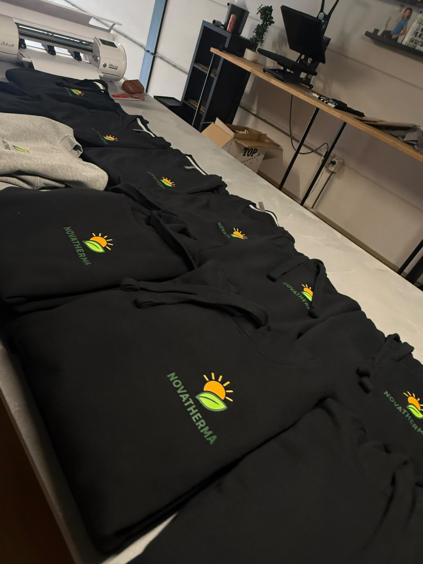 Zwarte hoodies en truien met Novatherma logo bedrukt door VA Printworks Breda