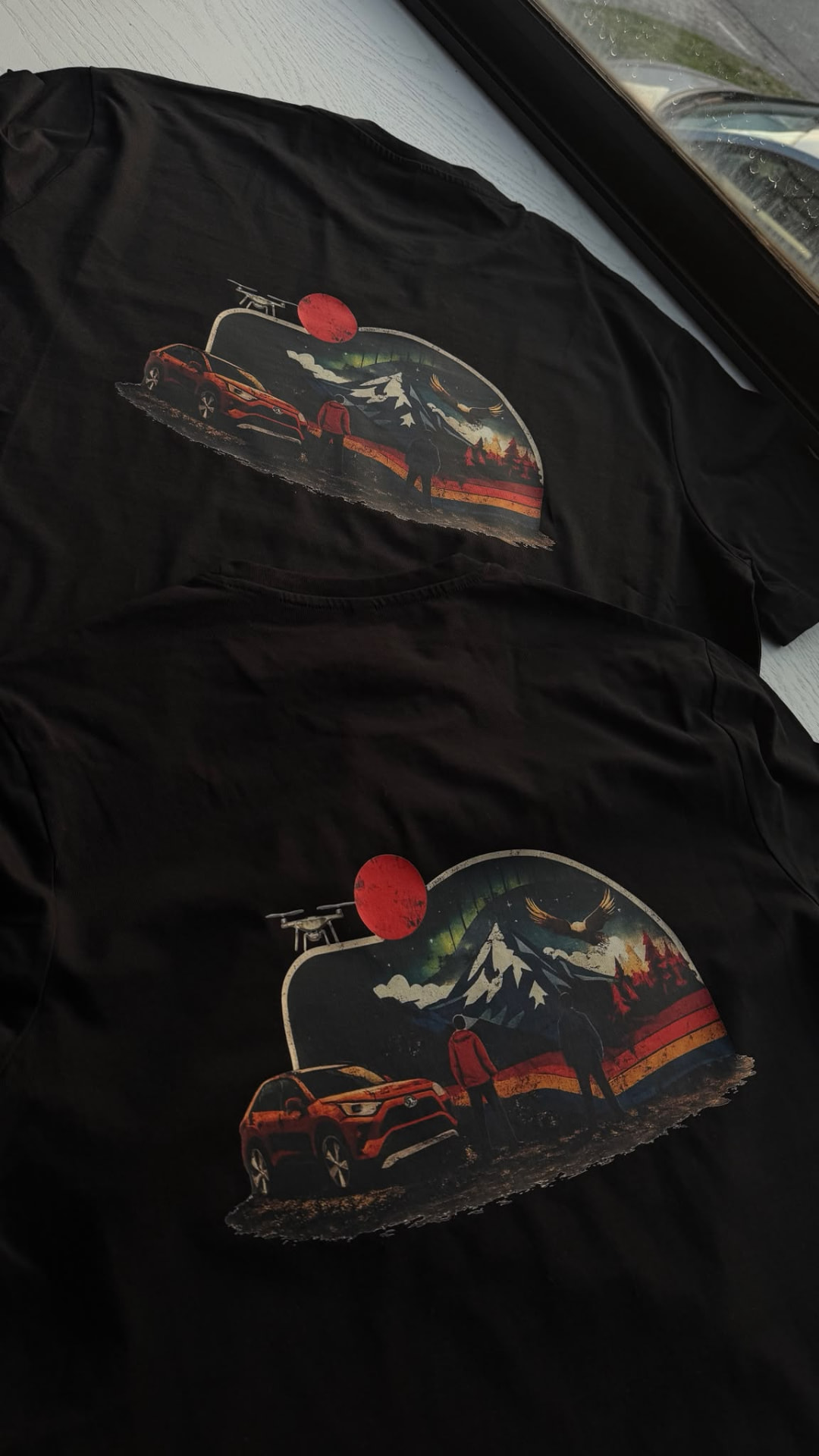 Zwarte T-shirts met grote kleurrijke backprint bedrukt door VA Printworks Breda
