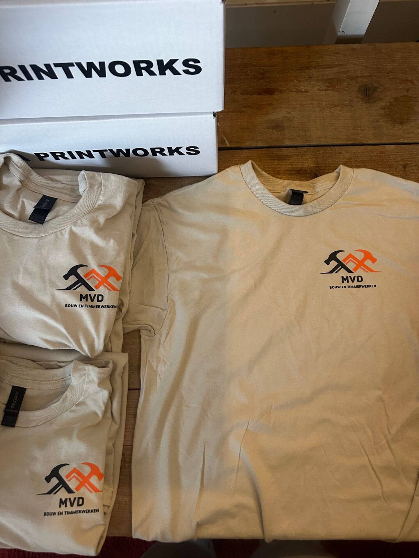 Werkkleding MVD Bouw bedrukt met logo door VA Printworks Breda - DTF print op zwarte werkshirts