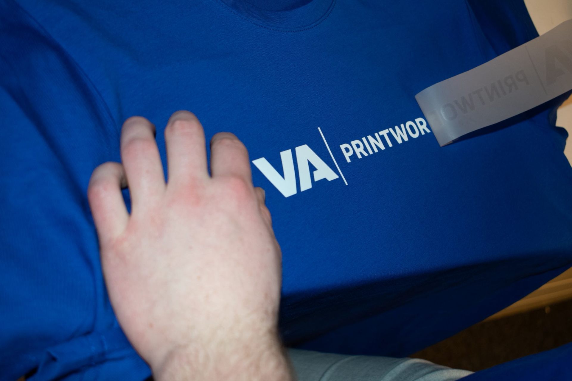 T-shirt Bedrukken in Breda: Prijzen, Technieken & Tips - Lokaal artikel VA Printworks Breda over kledingbedrukking en voertuigbelettering