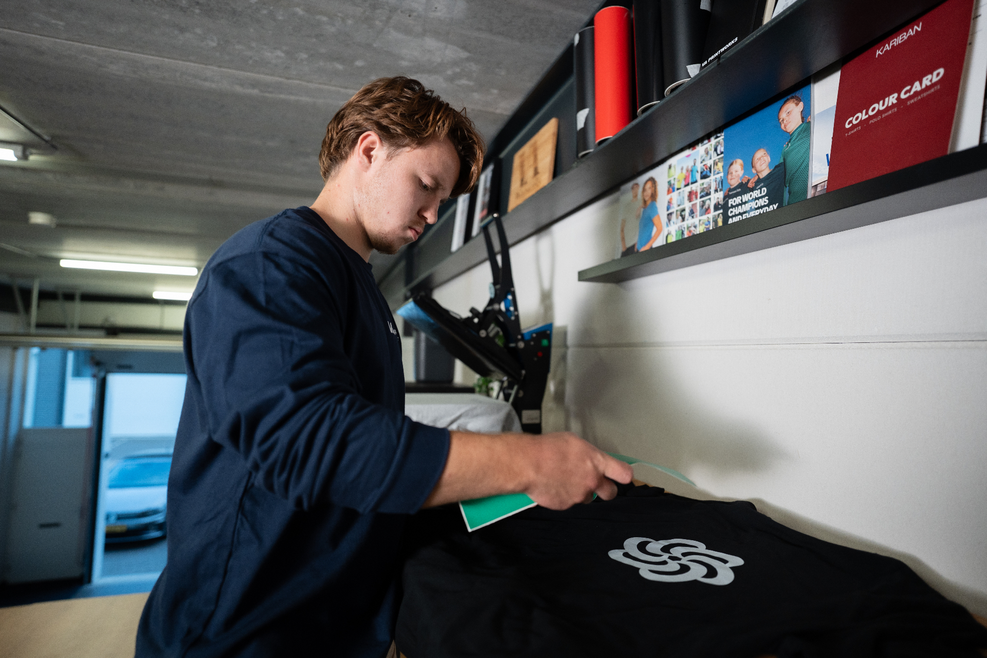 Kleding bedrukken in de werkplaats van VA Printworks Breda
