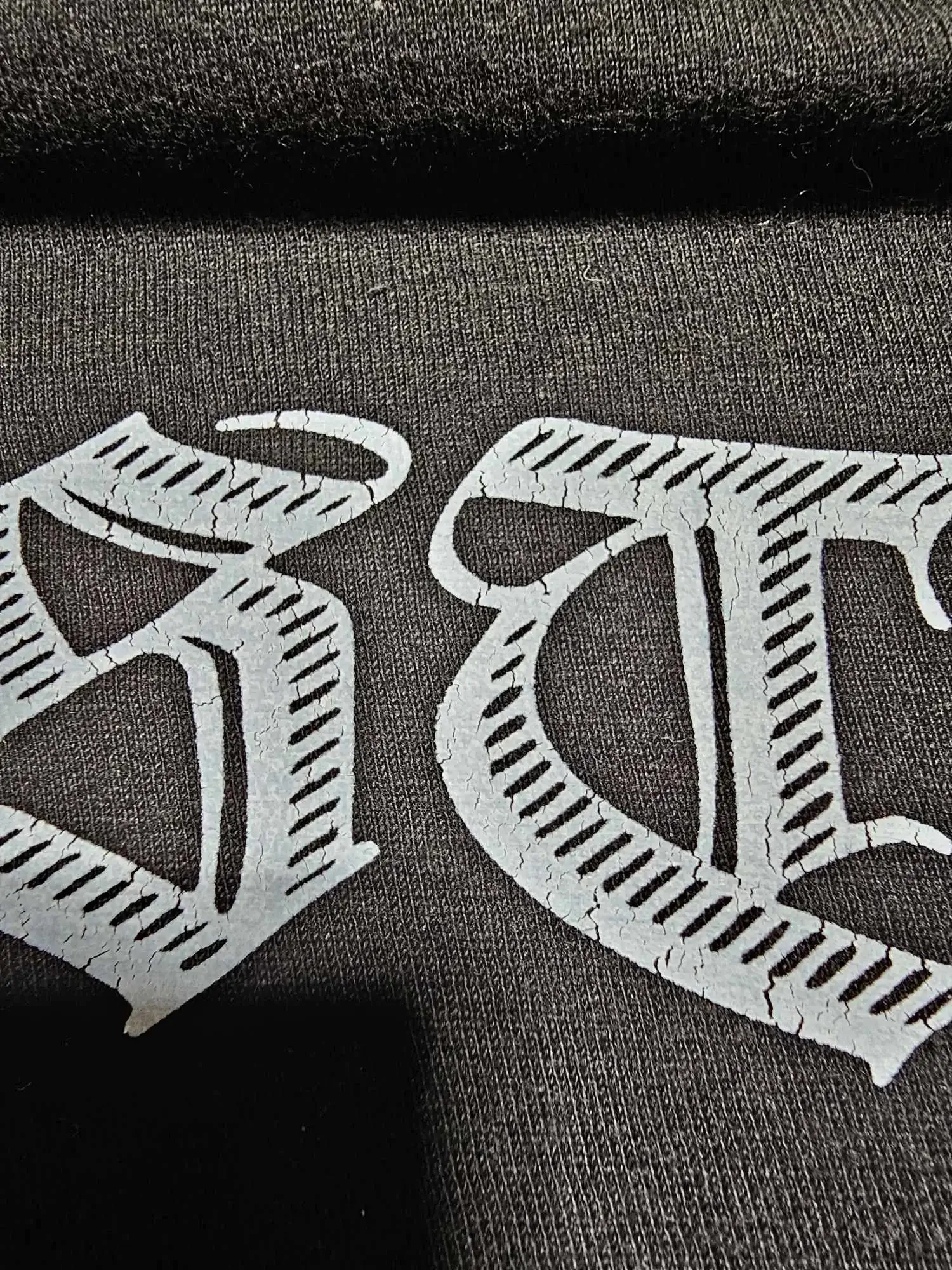 Borduren vs Bedrukken: Welke Techniek Past Bij Jou? - Technieken artikel VA Printworks Breda over kledingbedrukking en voertuigbelettering